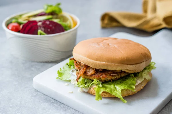Fast Food Menu Salmon Burger z Take Away Sałatka w plastikowym pudełku — Zdjęcie stockowe