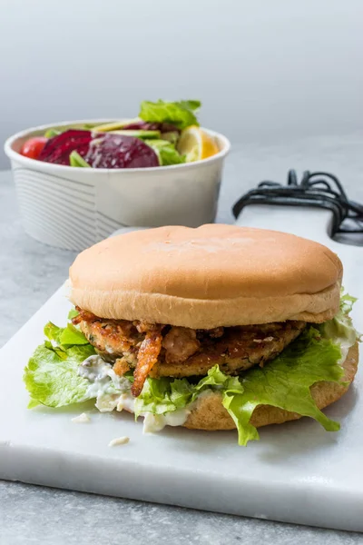 Fast Food Menu Salmon Burger with Take Away Salad in Plastic Box — Stock Photo, Image