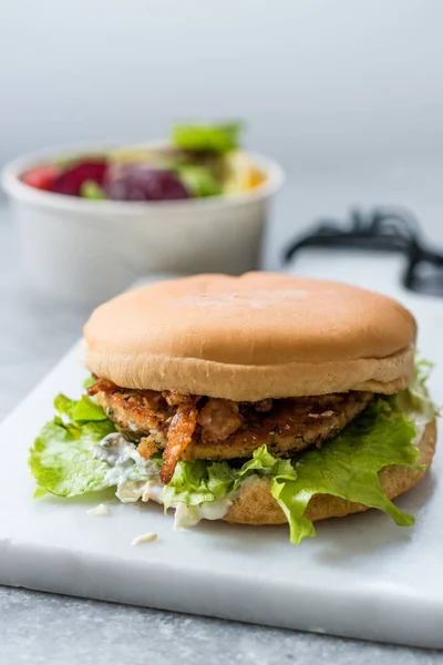 Fast Food Menu Salmon Burger z Take Away Sałatka w plastikowym pudełku — Zdjęcie stockowe