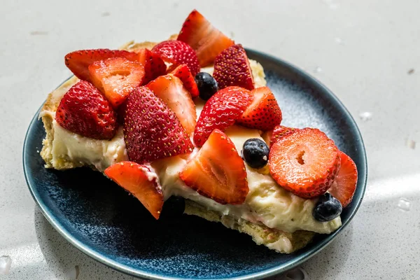 Fatia de tarte de morango com cheio de morangos na placa . — Fotografia de Stock