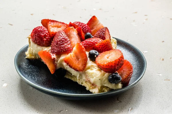 Tarta de Fresa Rebanada de Tarta con Fresas en Placa . —  Fotos de Stock