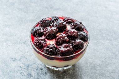 Blackberry ve Yoğurtlu Kefir Parfait.