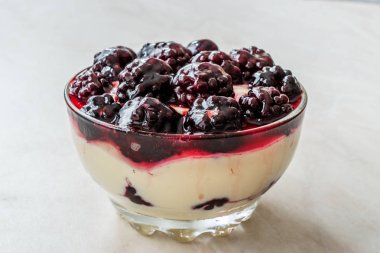 Blackberry ve Yoğurtlu Kefir Parfait.