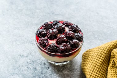 Blackberry ve Yoğurtlu Kefir Parfait.
