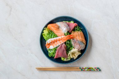 Wakame, Seaweed, Somon, Sea Bass, Karides, Kani, Uskumru, Ton Balığı ve Chopsticks ile servis edilir. Geleneksel Organik Gıda.
