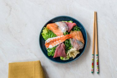 Wakame, Seaweed, Somon, Sea Bass, Karides, Kani, Uskumru, Ton Balığı ve Chopsticks ile servis edilir. Geleneksel Organik Gıda.