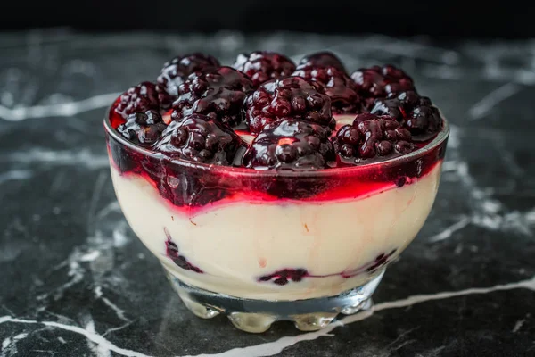 Kefir Parfait with Blackberry and Yogurt / Yoghurt. — Stock Photo, Image