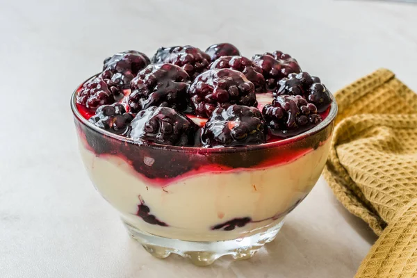 Kefir Parfait with Blackberry and Yogurt / Yoghurt. — Stock Photo, Image