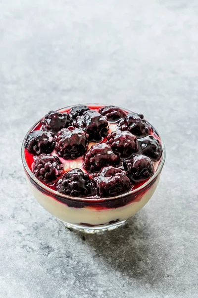 Kefir Parfait with Blackberry and Yogurt / Yoghurt. — Stock Photo, Image