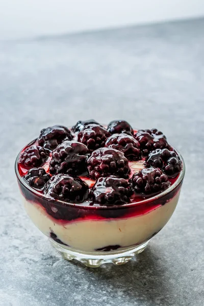 Kefir Parfait with Blackberry and Yogurt / Yoghurt. — Stock Photo, Image