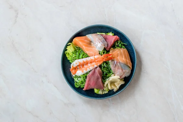 Insalata di sashimi con wakame, alghe, salmone, branzino, gamberetti, kani, pesce sgombro, tonno servito con bacchette. Alimenti biologici tradizionali . — Foto Stock