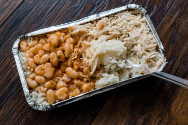 Türk Fast Food Chicken, Rice ve Fırınlanmış Fasulye / Tavuk Pilav 'ı veya Pilaf' ı Plastik Kutu Paket / Konteynıra Götürün. Geleneksel Tabak.