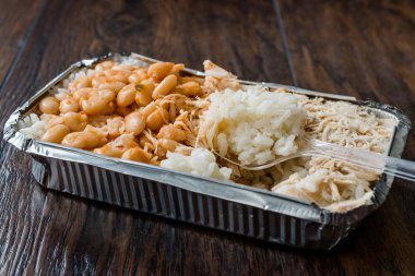 Türk Fast Food Chicken, Rice ve Fırınlanmış Fasulye / Tavuk Pilav 'ı veya Pilaf' ı Plastik Kutu Paket / Konteynıra Götürün. Geleneksel Tabak.