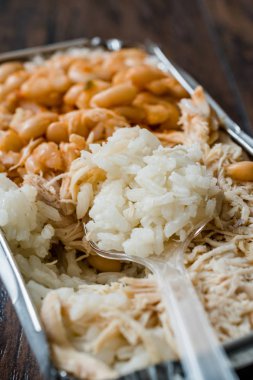 Türk Fast Food Chicken, Rice ve Fırınlanmış Fasulye / Tavuk Pilav 'ı veya Pilaf' ı Plastik Kutu Paket / Konteynıra Götürün. Geleneksel Tabak.