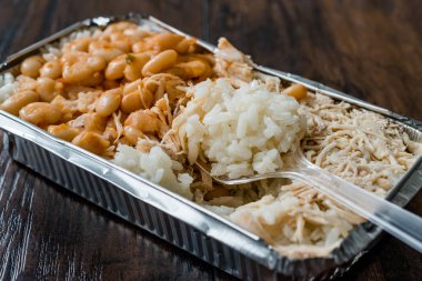 Türk Fast Food Chicken, Rice ve Fırınlanmış Fasulye / Tavuk Pilav 'ı veya Pilaf' ı Plastik Kutu Paket / Konteynıra Götürün. Geleneksel Tabak.