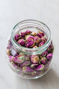 Cam kavanozda kurumuş pembe gül tozu.