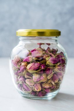Cam kavanozda kurumuş pembe gül tozu.