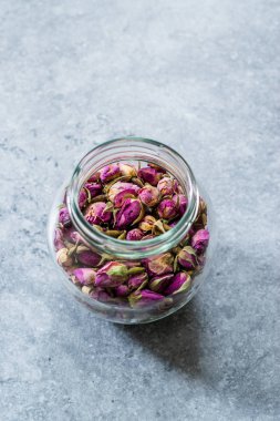 Cam kavanozda kurumuş pembe gül tozu.