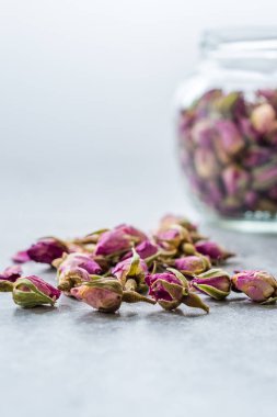 Cam kavanozda kurumuş pembe gül tozu.