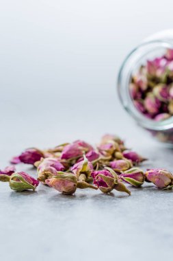 Cam kavanozda kurumuş pembe gül tozu.