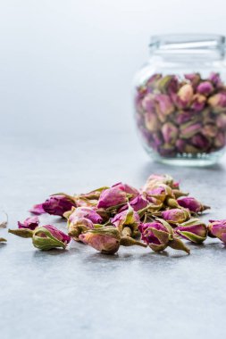Cam kavanozda kurumuş pembe gül tozu.