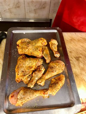 Baharatlı çiğ tavuk, baharat ve kasapta gümüş tepside sos. Organik Gıda.