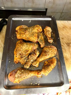 Baharatlı çiğ tavuk, baharat ve kasapta gümüş tepside sos. Organik Gıda.