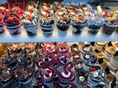 Pastanede meyveli yoğurtlu puding ve yoğurt, Showcase Street Food Dessert. Sağlıklı Tatlı.