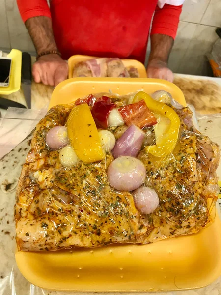 Харчова курка у пластмасовому паливі Oven Bag with Spices, Sauce and Shallot Onions. Органічні продукти харчування. — стокове фото