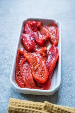 Kızarmış ve Soyulmuş Kırmızı Çan Biber Dilimleri / Fırınlanmış İştah açıcı olarak. Organik Geleneksel Aperatif.