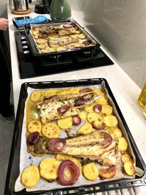 Sciaena Umbra Çiğ Balık Fileto Patates Dilimleri ile Fırın / Pişirmeye Hazır Kağıt Çarşaf. Organik Deniz Ürünleri.