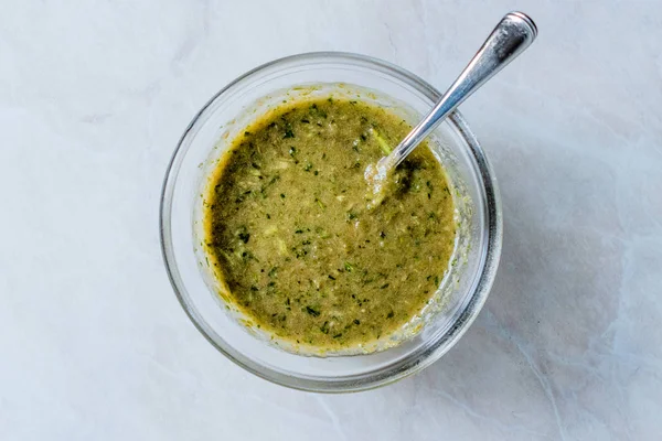 Ev yapımı yeşil bitkisel salata sosu, içinde bitki kökleri ve kaşıkla birlikte cam kasede. Organik Ev Yapımı Yemekler. — Stok fotoğraf