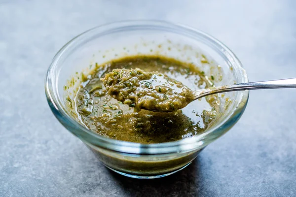 Σπιτική πράσινη σάλτσα σαλάτας με φυτικές ρίζες σε γυάλινο μπολ με κουτάλι. Βιολογικά Σπιτικά Τρόφιμα. — Φωτογραφία Αρχείου