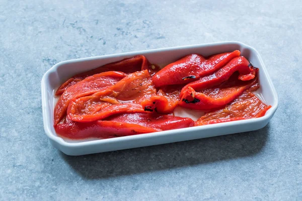 Ψητό και ξεφλουδισμένο Red Bell Pepper Slices / Ψημένο στυλ ως ορεκτικό. Βιολογικό Παραδοσιακό Ορεκτικό. — Φωτογραφία Αρχείου