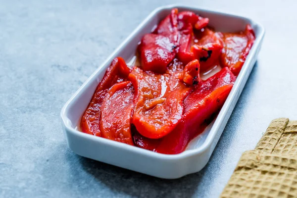 Жареный и очищенный Red Bell Pepper Slices / Baked Style в качестве закуски. Органическая традиционная закуска . — стоковое фото