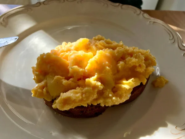 Creamy Scrambled Eggs on Bread with Morning Sunlight / Natural Daylight. Homemade Food. — ストック写真