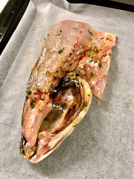 Филе рыбы Sciaena Umbra с картофельными слайсами на бумажном листе для выпечки в духовке / Ready to Bake. Органические морепродукты . — стоковое фото