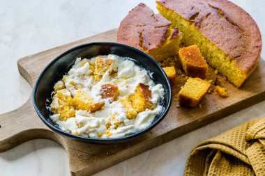 Geleneksel Karadeniz Gıda Ekmeği Yoğurt / Yoğurt Dogramasi ile. Organik Gıda.