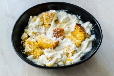 Geleneksel Karadeniz Gıda Ekmeği Yoğurt / Yoğurt Dogramasi ile. Organik Gıda.