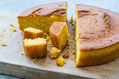 Tahta üzerinde taze pişmiş mısır ekmeği dilimleri.