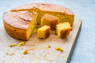 Tahta üzerinde taze pişmiş mısır ekmeği dilimleri.