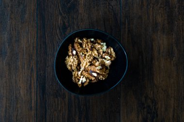 Porselen kasede ceviz ve ceviz.. 