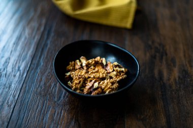 Porselen kasede ceviz ve ceviz.. 