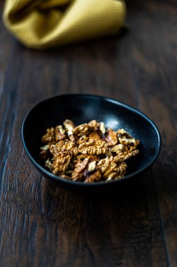 Porselen kasede ceviz ve ceviz.. 