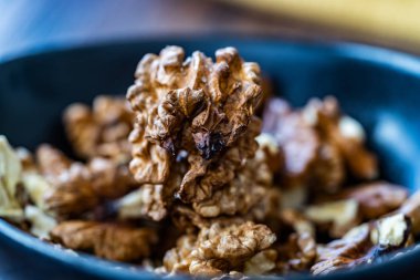 Porselen kasede ceviz ve ceviz.. 