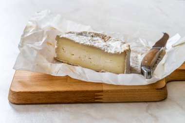 Tahta Tahta Tahtada Bıçaklı Krem Peynir Yarısı Keçi Sütünden Türk Merası.