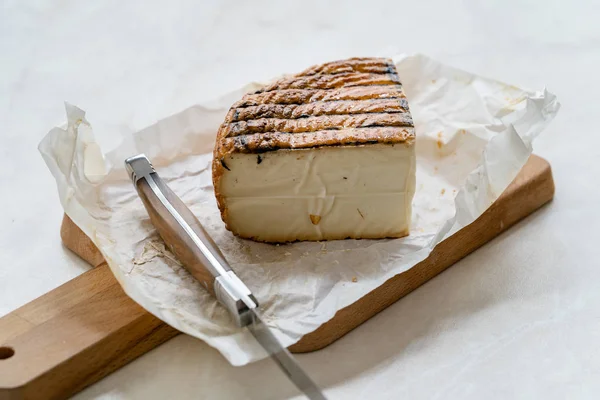 Копченый сыр треугольной формы с папье-маше на доске Wooden . — стоковое фото