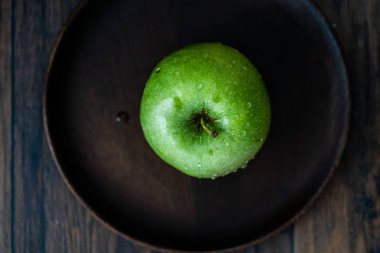 Büyükanne Smith Organik Elmalar Koyu Ahşap Tabakta