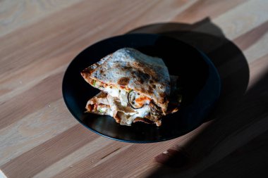 Sebzeli İtalyan Kapalı Calzone Pizza Mantarlı Dilimler.