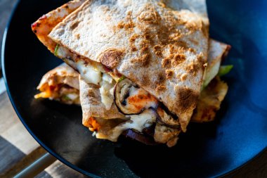 Sebzeli İtalyan Kapalı Calzone Pizza Mantarlı Dilimler.